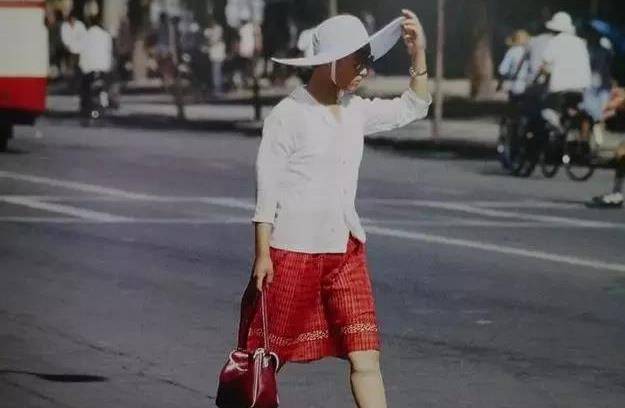 年代|八十年代初：大家都还穿着典型的军绿色上衣与裤子