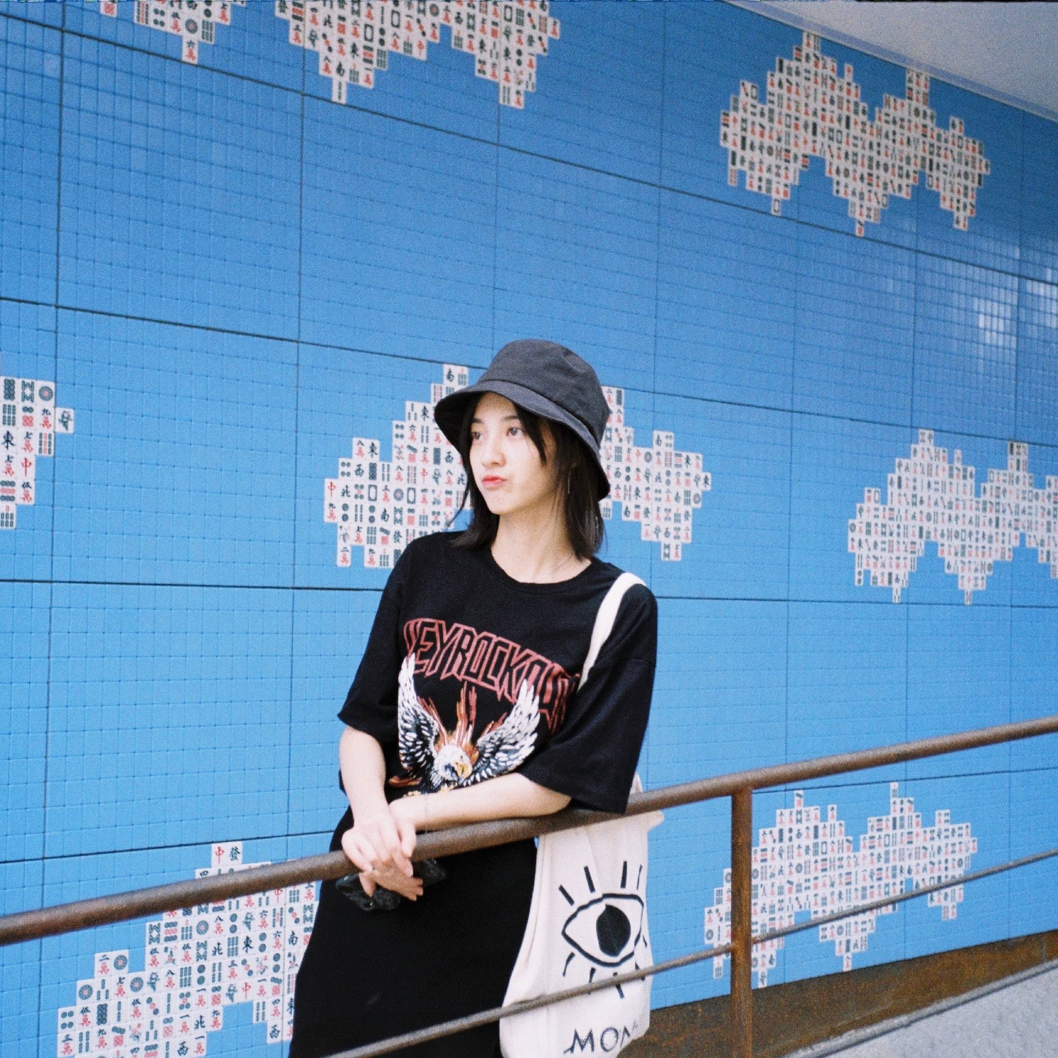 黑色|《外星女生柴小七》万鹏,不仅剧里呆萌可爱,剧外也是甜美女生