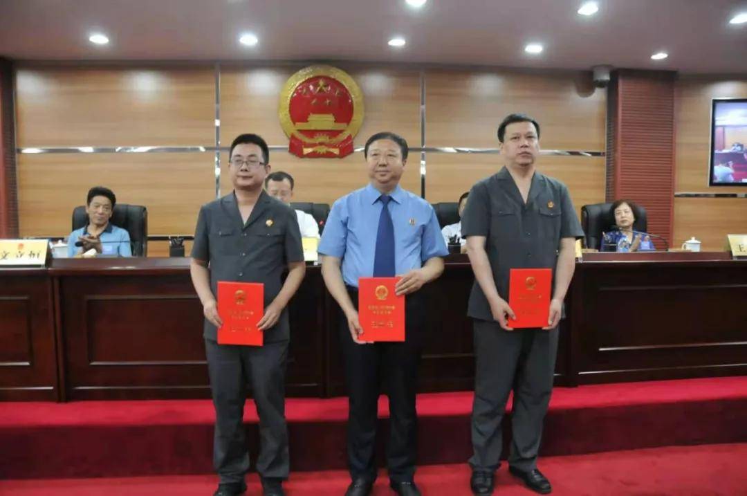 黄志为李永志,张伟杰,范杰臣三名同志颁发任命证书.