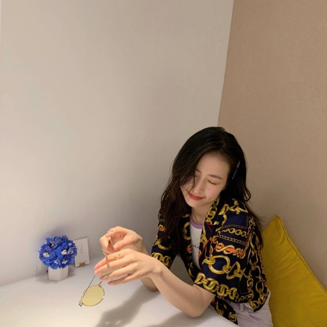 色调|90后最会穿女星扛把子！周雨彤女生的衣柜，你值得拥有