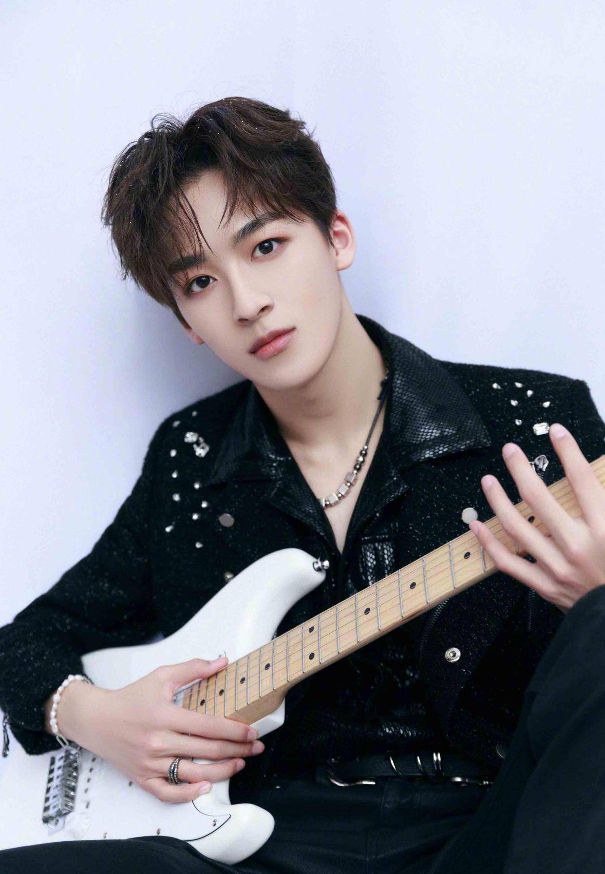 何洛洛|任豪生日前改名，刘也坚持到最后！何洛洛去掉R1SE认证，团魂仍在