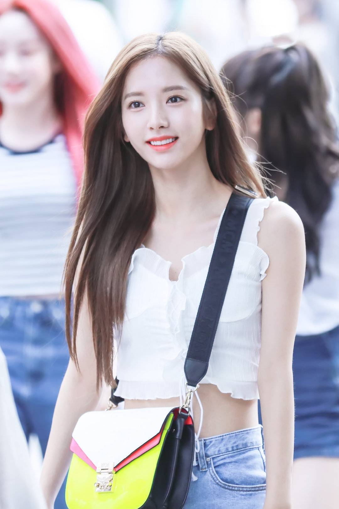 舞台|“宇宙门面”苞娜颜值太绝,泡泡袖格纹衫搭超短热裤,冰激凌少女