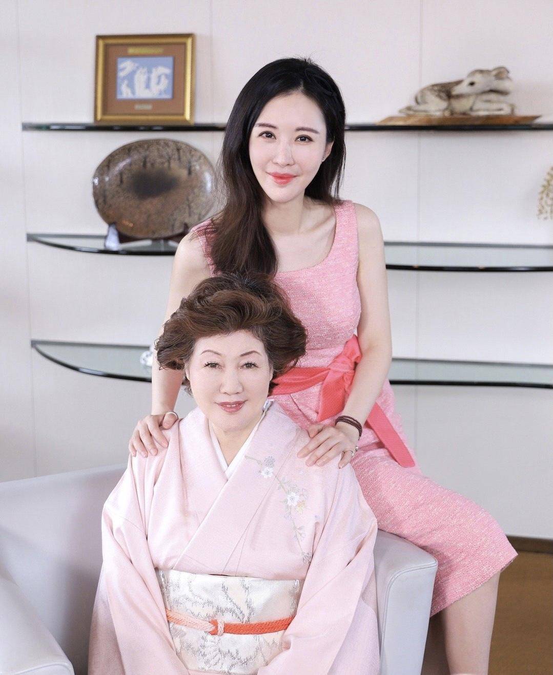 展现|田朴珺才是“商圈女神”,一袭黑白抹胸礼服精致时髦,干练高挑