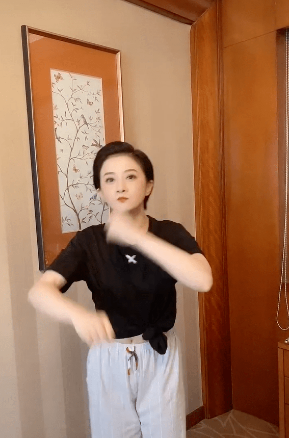 金铭瘦出老态穿制服裙强行扮嫩,化浓妆像戴面具