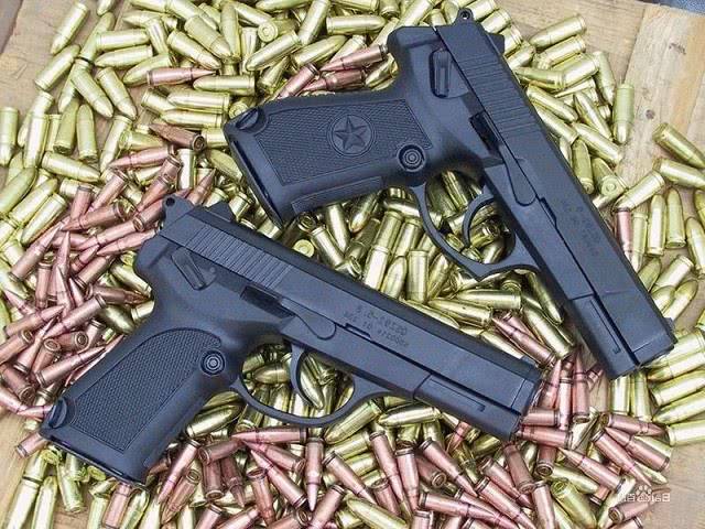 印度少将打靶被自己爆头,中将配枪走火击中大腿