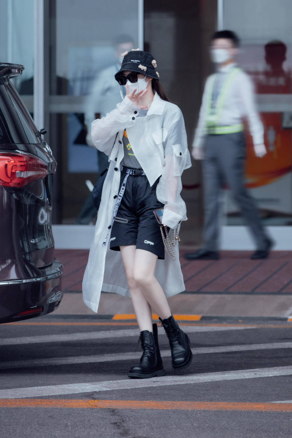 戚薇|戚薇真是个“?时髦精”，一身灰色工装风套装潇洒帅气，利落干练