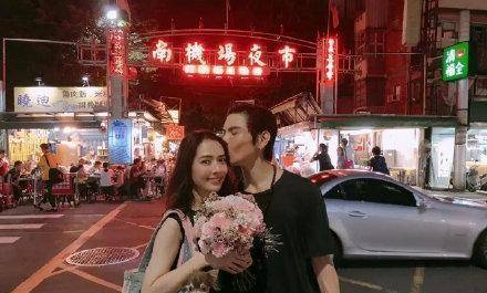 郭碧婷|郭碧婷产后夫妻首同框，曝月子期间像连体婴，向佐紧搂老婆好甜蜜