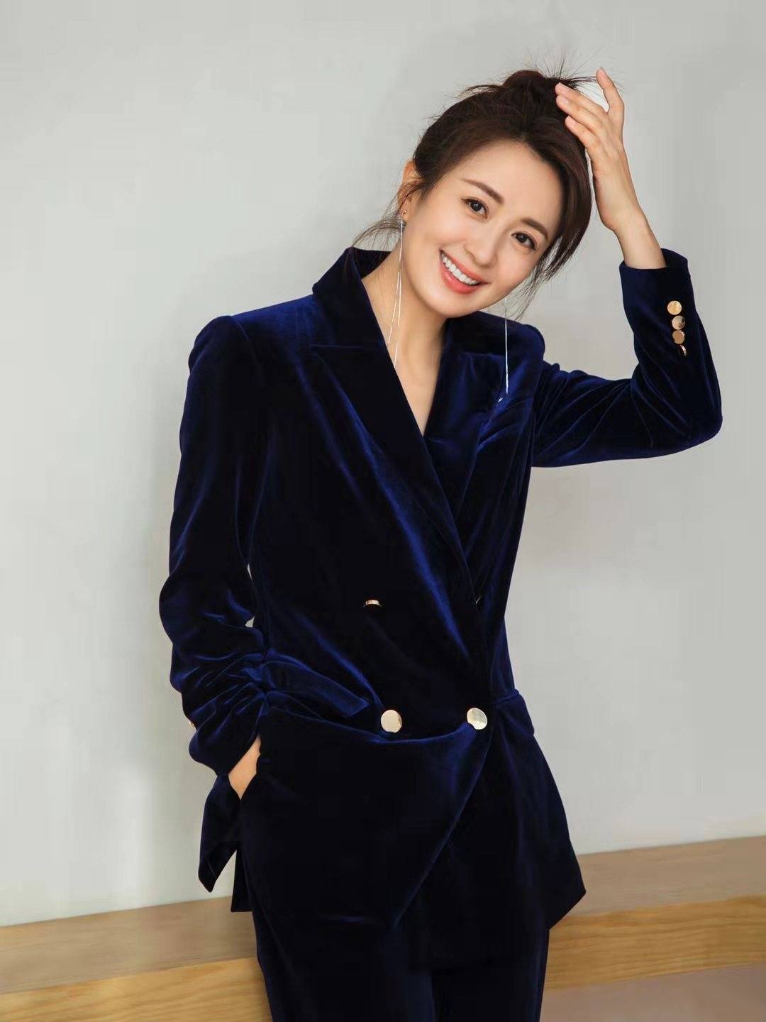 蓝色|杨童舒终于高调，丝绒甜美西装佩戴夸张耳饰，45岁还是女神