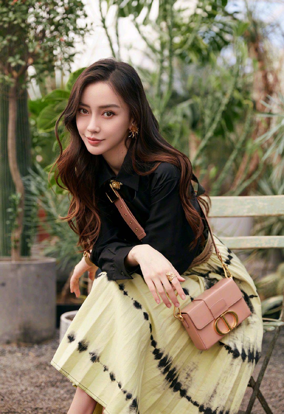 杨颖|杨颖不愧嫩模出身！“拖鞋”大片掩不住高级感，穿迪奥2021美炸了