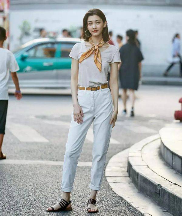 霍思燕|杜江老婆是真正“有气质”的人，T恤＋牛仔裤穿出少女感，太美了