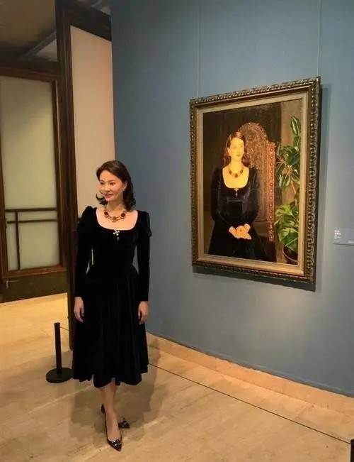 黑色|刘芳菲从不赶时髦，穿白色连体裤配个“草编包”，简约随性真高级