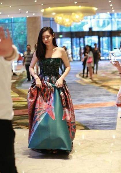变化|秋瓷炫状态真好,当了妈穿裙子曲线没变化,身材有肉也不显胖