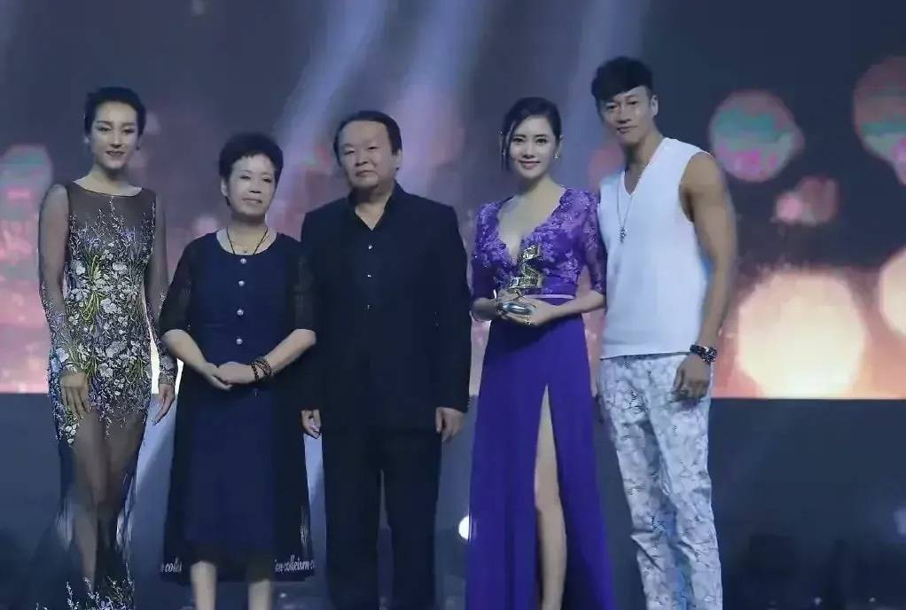 大腿|秋瓷炫深V开叉长裙大秀事业线,网友不解于晓光出轨,家花不香吗