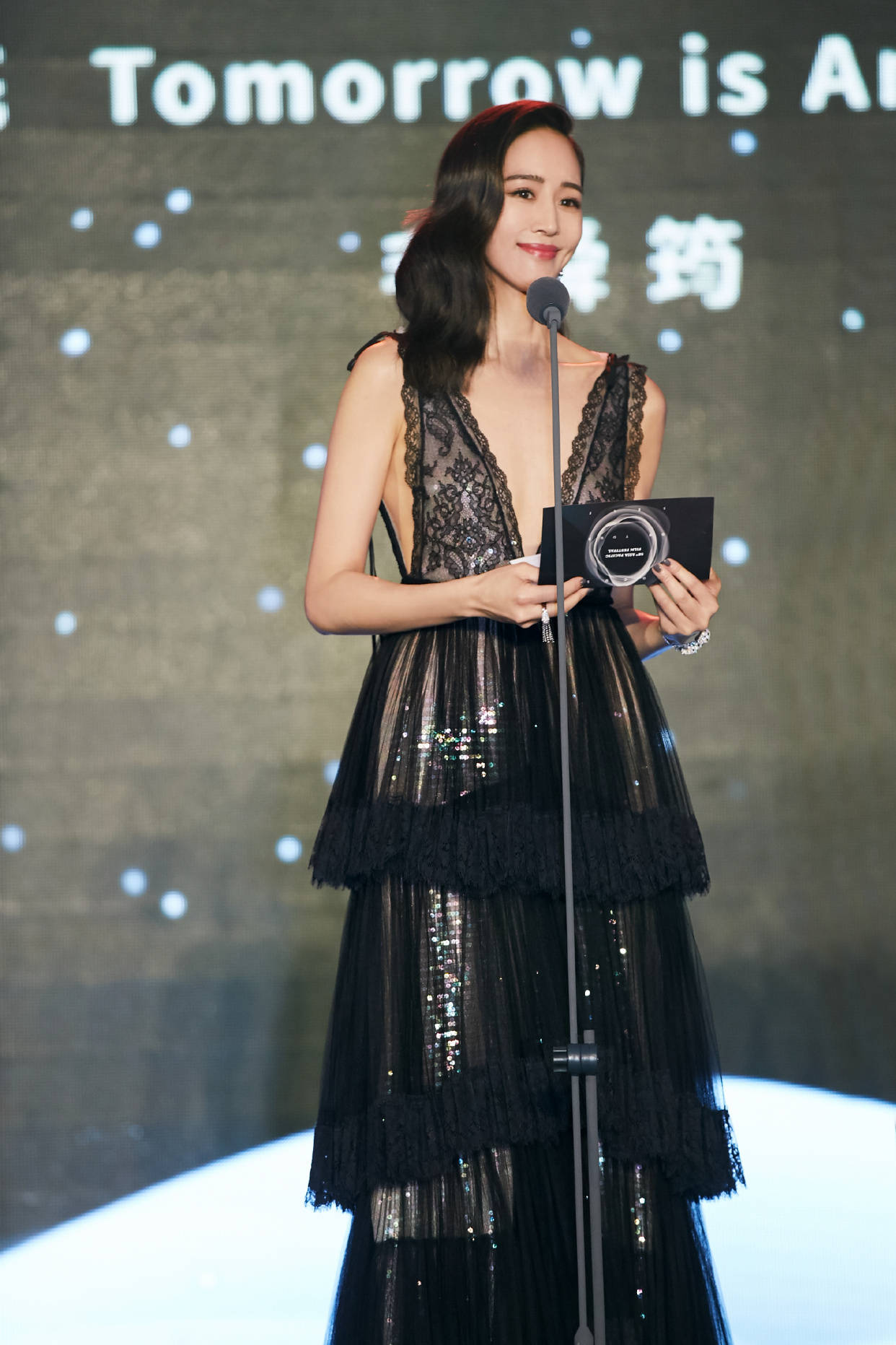 元素|张钧甯黑裙造型太野了,一袭深V领口开到腰,又纯又欲好“犯规”