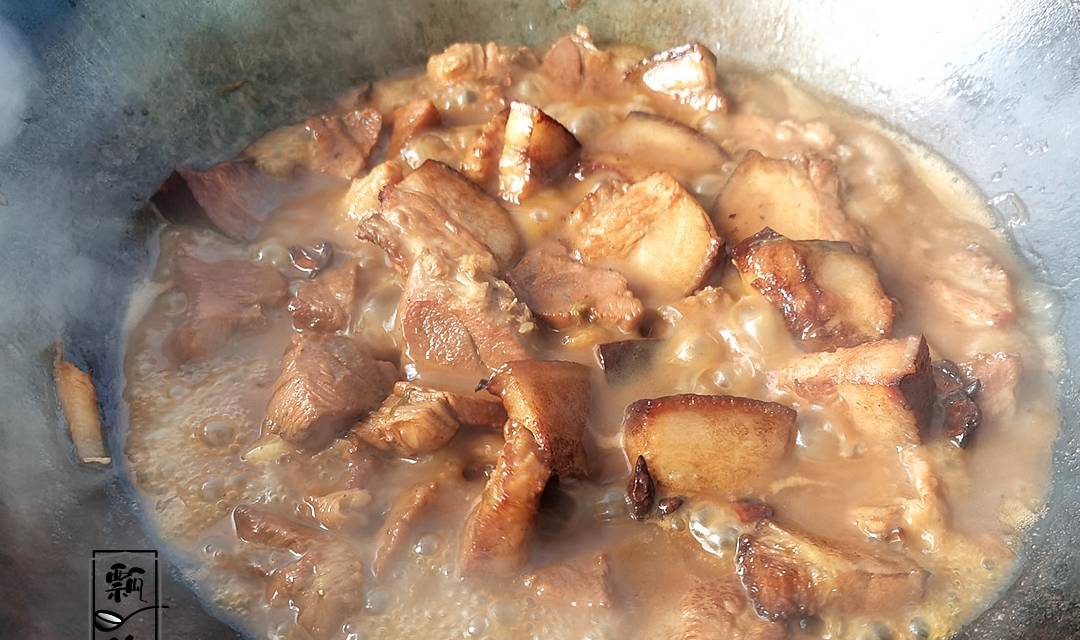 小时候|住娘家,老妈不到5点早起,炖了两锅肉,早餐组合让人哭笑不得