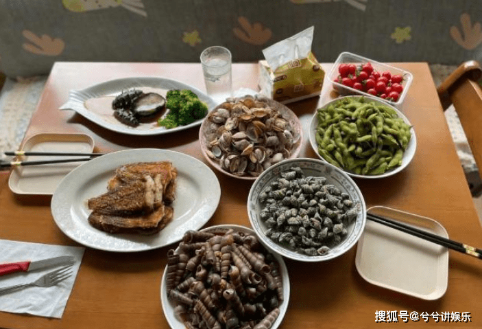 美食|黄晓明回老家分享日常：满满一桌海鲜，吃饭时开心比耶手势摆拍