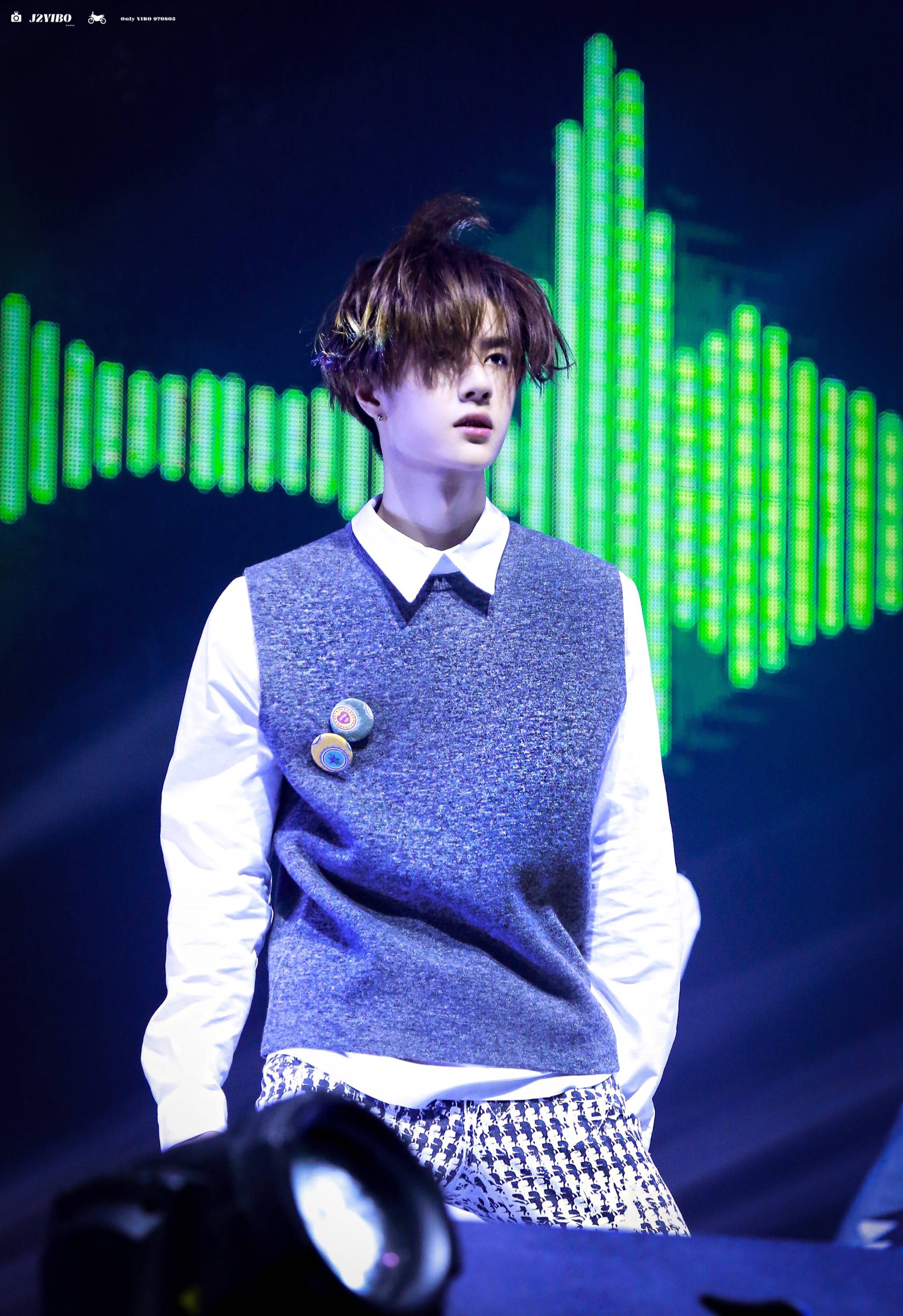 色调|当酷盖王一博与温柔针织衫碰撞，最经典时髦的5种穿法，可A可奶