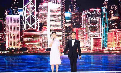 总体|她与刘德华时隔24年再唱《东方之珠》,53岁身型一点不输零零后!