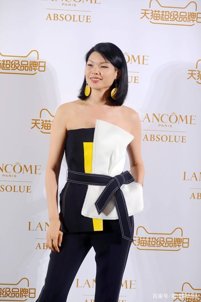 黑色|吕燕虽然长得一般，身材也不算完美，但是衣品是真的高级，太有范