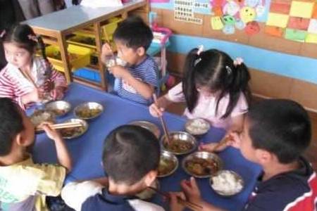 家长|食堂大妈抱怨土豆难削，晒到朋友圈，家长看见后气的火冒三丈