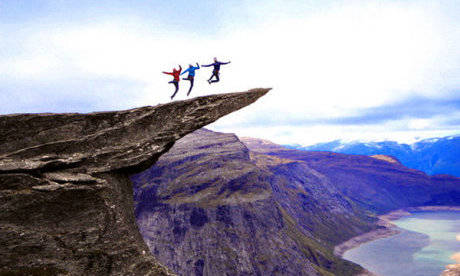 拉裂式:上部以悬梁一样的方式突出,在重力或者外应力的作用下发生坠落