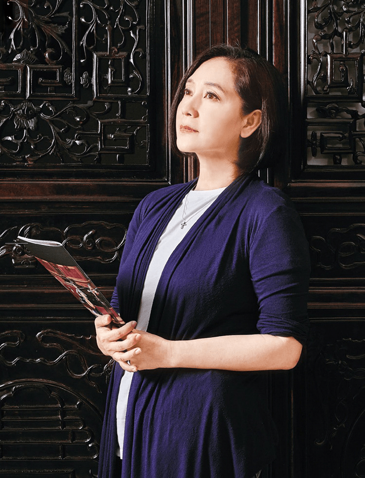 暗色|欧阳娜娜妈妈罕见露面,小黑裙配马丁靴真时髦,母女俩共用一张脸