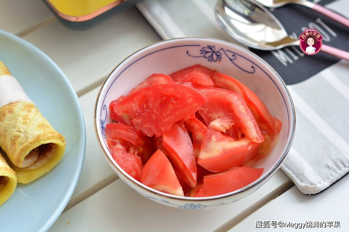 生菜|巧用早餐机做轻脂早餐，全麦鸡蛋煎饼配番茄大虾汤，用时短有滋味