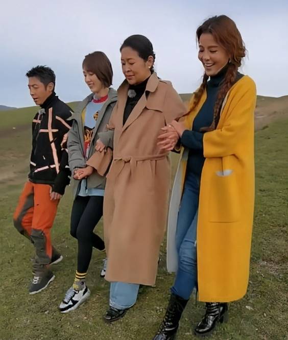 小腹|47岁朱迅小腹隆起被曝怀上二胎，她首度发声澄清：只是两个包！