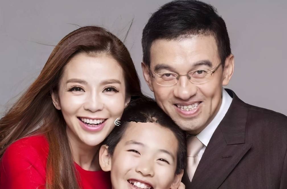 小腹|47岁朱迅小腹隆起被曝怀上二胎，她首度发声澄清：只是两个包！