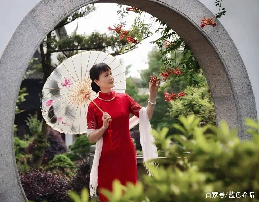 气质|拍出落落大方气质照,6个姿势学起来,中年青年女性拍照都适用