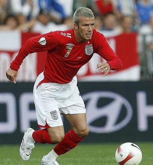 46岁贝克汉姆漂染成金发,遭俩儿子"鄙视",维多利亚忙帮腔