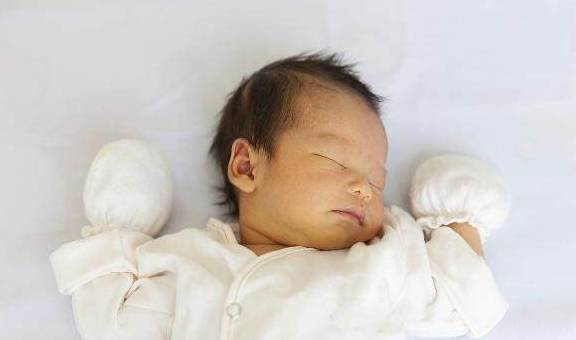 眼睛|新生宝宝护理，这2件事可能会影响新生儿的视力发育，宝妈别忽视