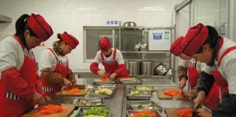 家长|食堂大妈抱怨土豆难削，晒到朋友圈，家长看见后气的火冒三丈