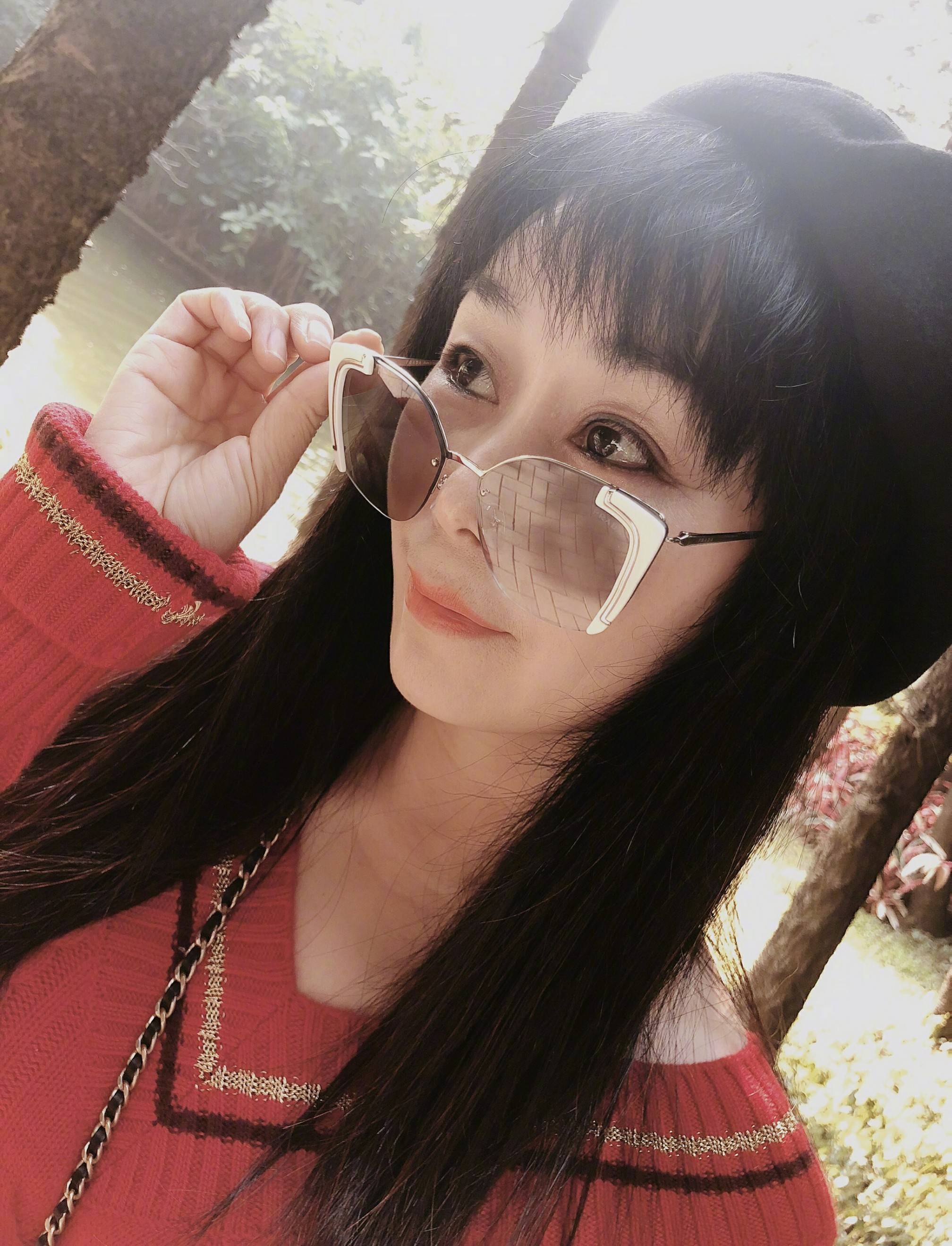 设计|张馨予妈妈太年轻了吧！黑色流苏裙＋白色针织衫，时髦又减龄！