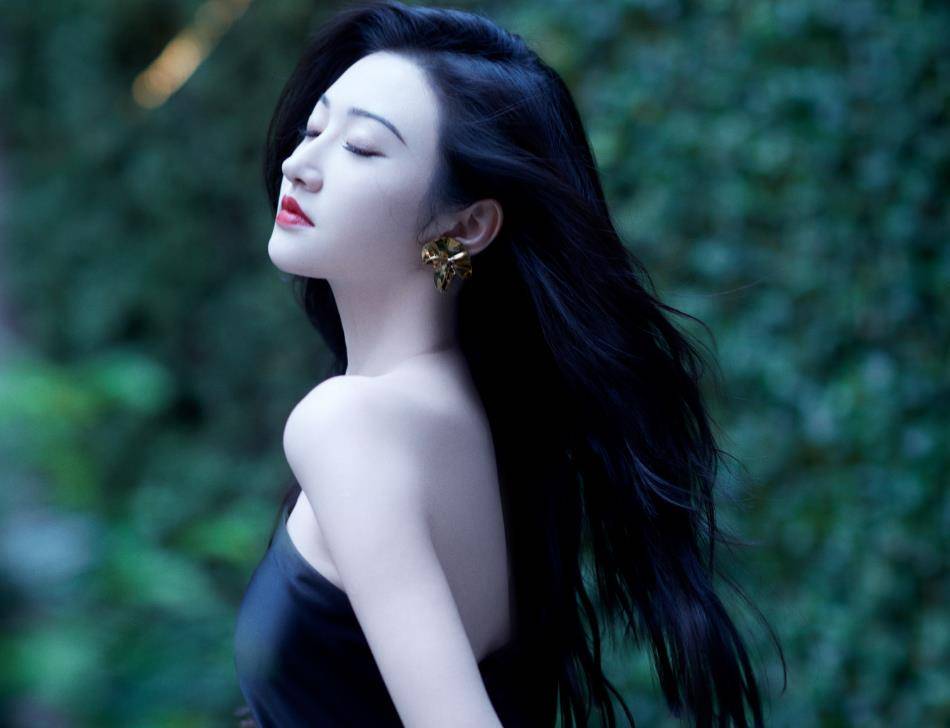 景甜|景甜黑色开衩长裙太惊艳，更显高贵气质