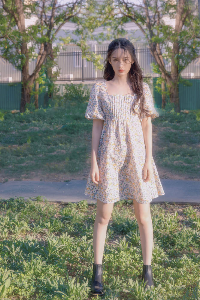 方领|欧阳娜娜上海办展,穿方领裙和妈妈同框比美,母女俩共用一张脸