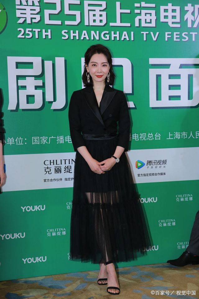 黑色|齐肩短发的陈数，穿黑色西装配网纱裙出席活动，9字耳环好别致！