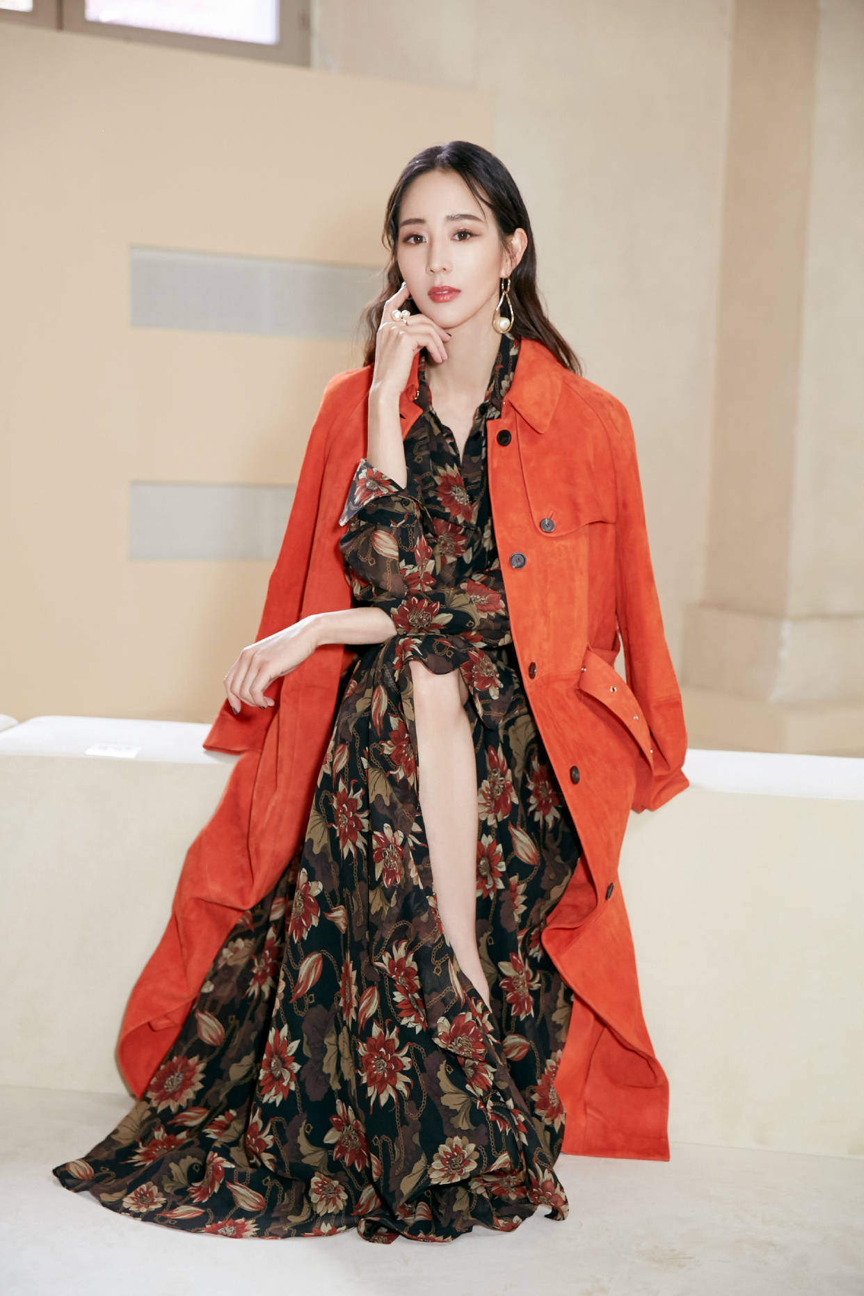 元素|张钧甯黑裙造型太野了,一袭深V领口开到腰,又纯又欲好“犯规”