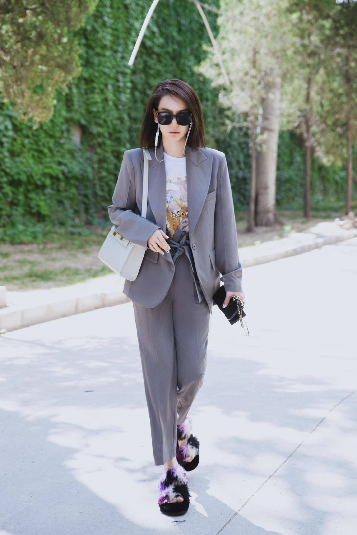 戚薇|戚薇真是个“?时髦精”，一身灰色工装风套装潇洒帅气，利落干练