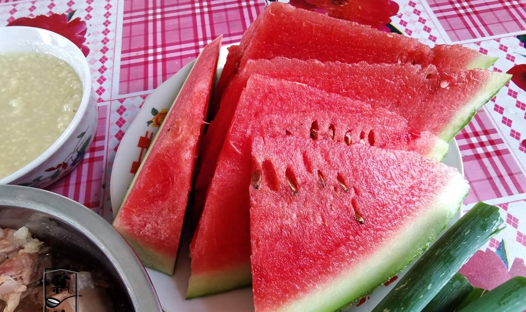 小时候|住娘家，老妈不到5点早起，炖了两锅肉，早餐组合让人哭笑不得