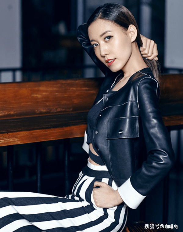 黑色|林小娘高露，出道20年零绯闻，穿搭时尚，清新又优雅很有型