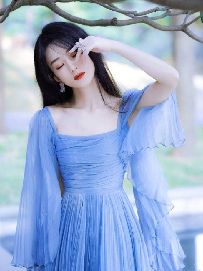 方领|欧阳娜娜上海办展,穿方领裙和妈妈同框比美,母女俩共用一张脸