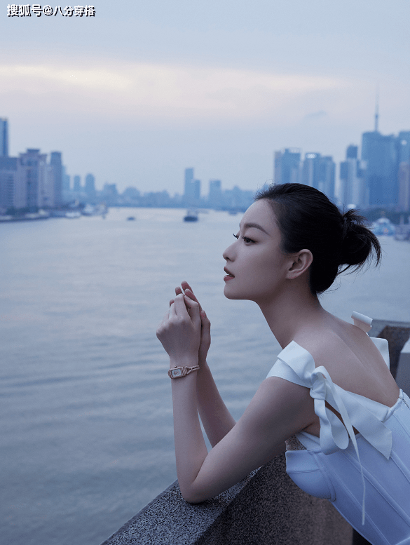 吊带|倪妮的气质感真不是吹的，一袭白色吊带连衣裙优雅温柔，美得惊艳