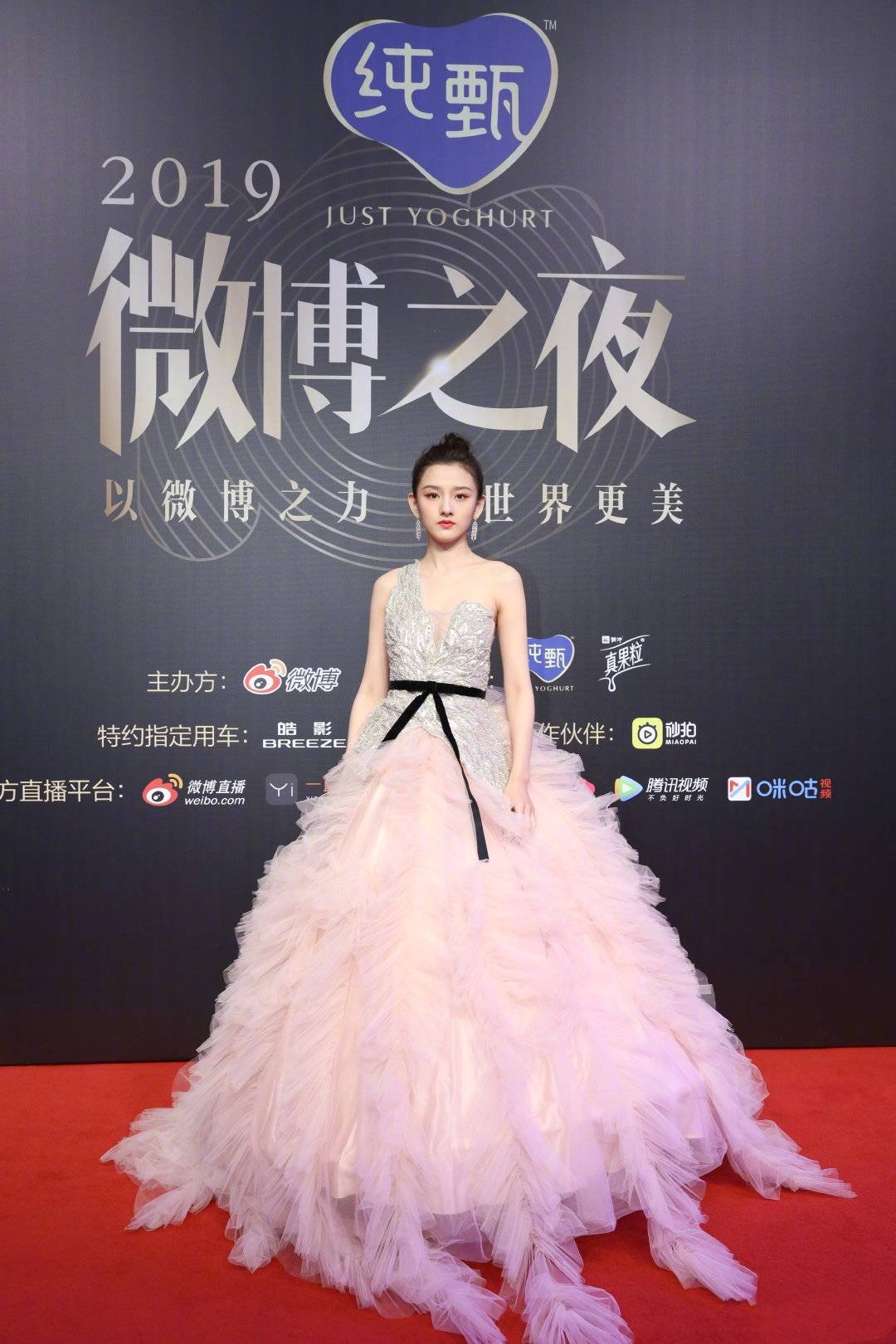 仙女|微博之夜仙女聚集！郑爽清纯宋祖儿甜美，吉娜一袭羽毛裙美出天际