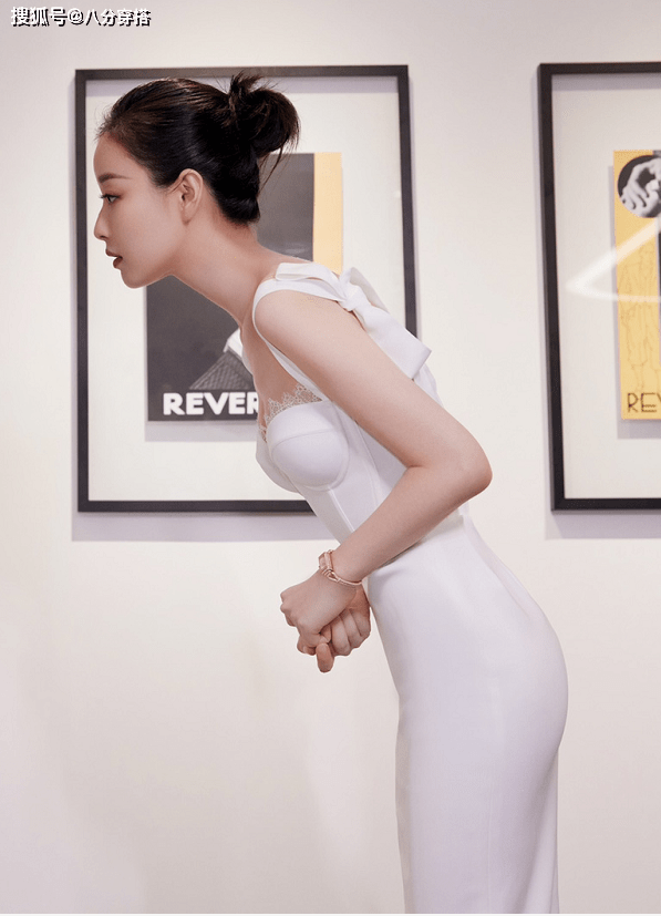 吊带|倪妮的气质感真不是吹的，一袭白色吊带连衣裙优雅温柔，美得惊艳