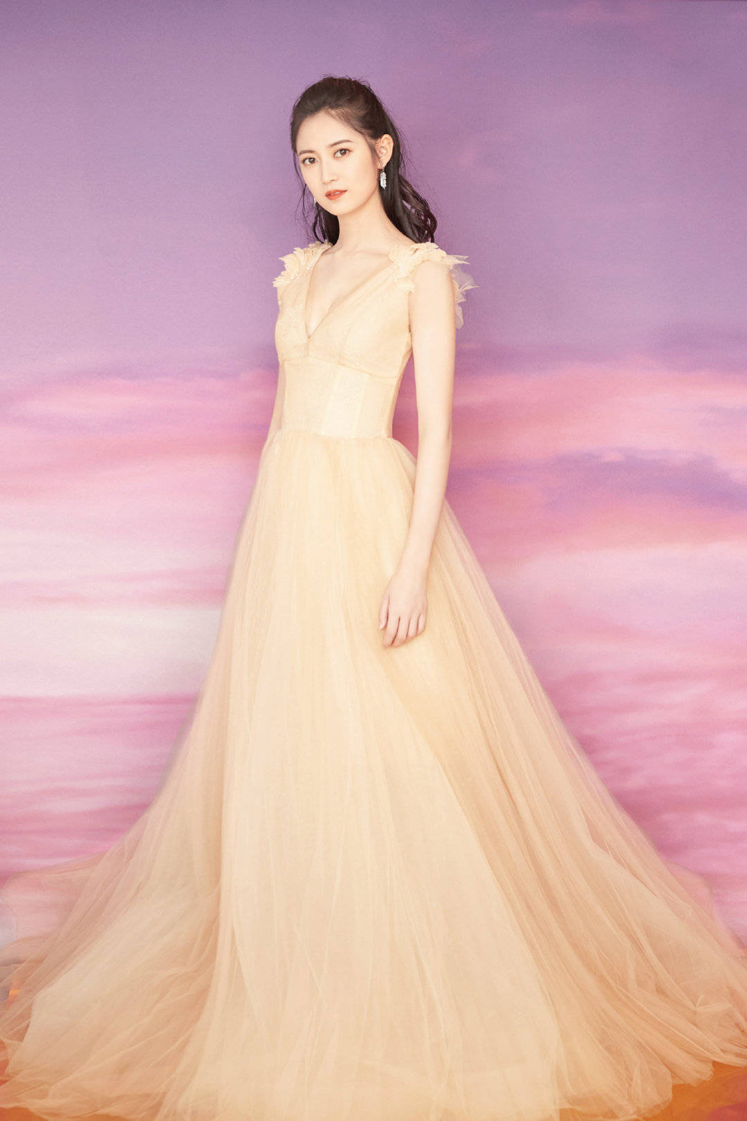 美得|怪不得被唐嫣一眼看中，陈钰琪紫色轻纱裙美得出众，气质小花少见