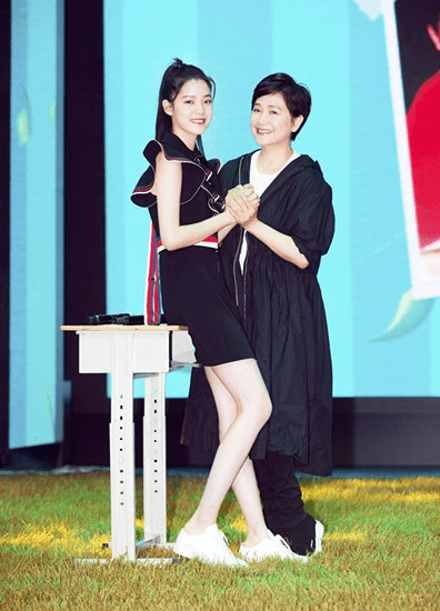 暗色|欧阳娜娜妈妈罕见露面,小黑裙配马丁靴真时髦,母女俩共用一张脸