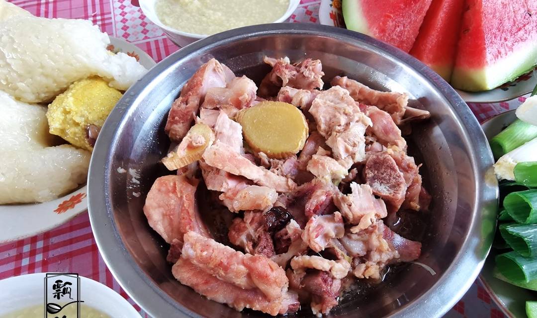 小时候|住娘家,老妈不到5点早起,炖了两锅肉,早餐组合让人哭笑不得