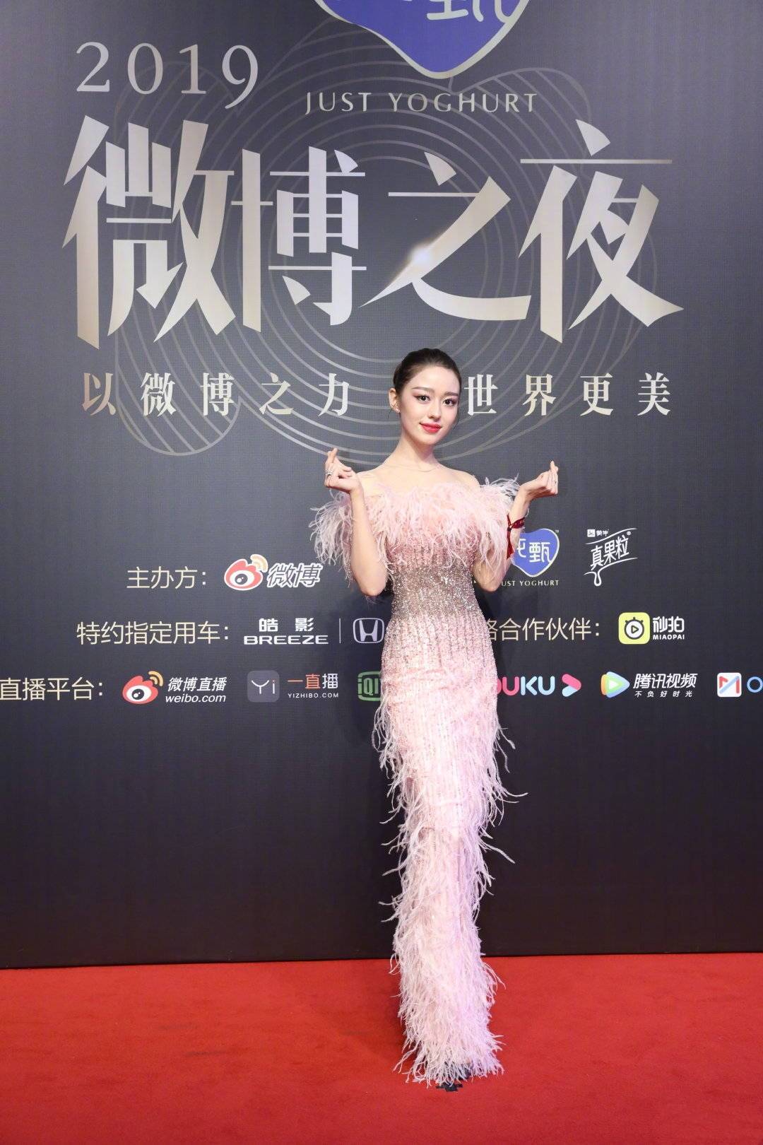 仙女|微博之夜仙女聚集！郑爽清纯宋祖儿甜美，吉娜一袭羽毛裙美出天际