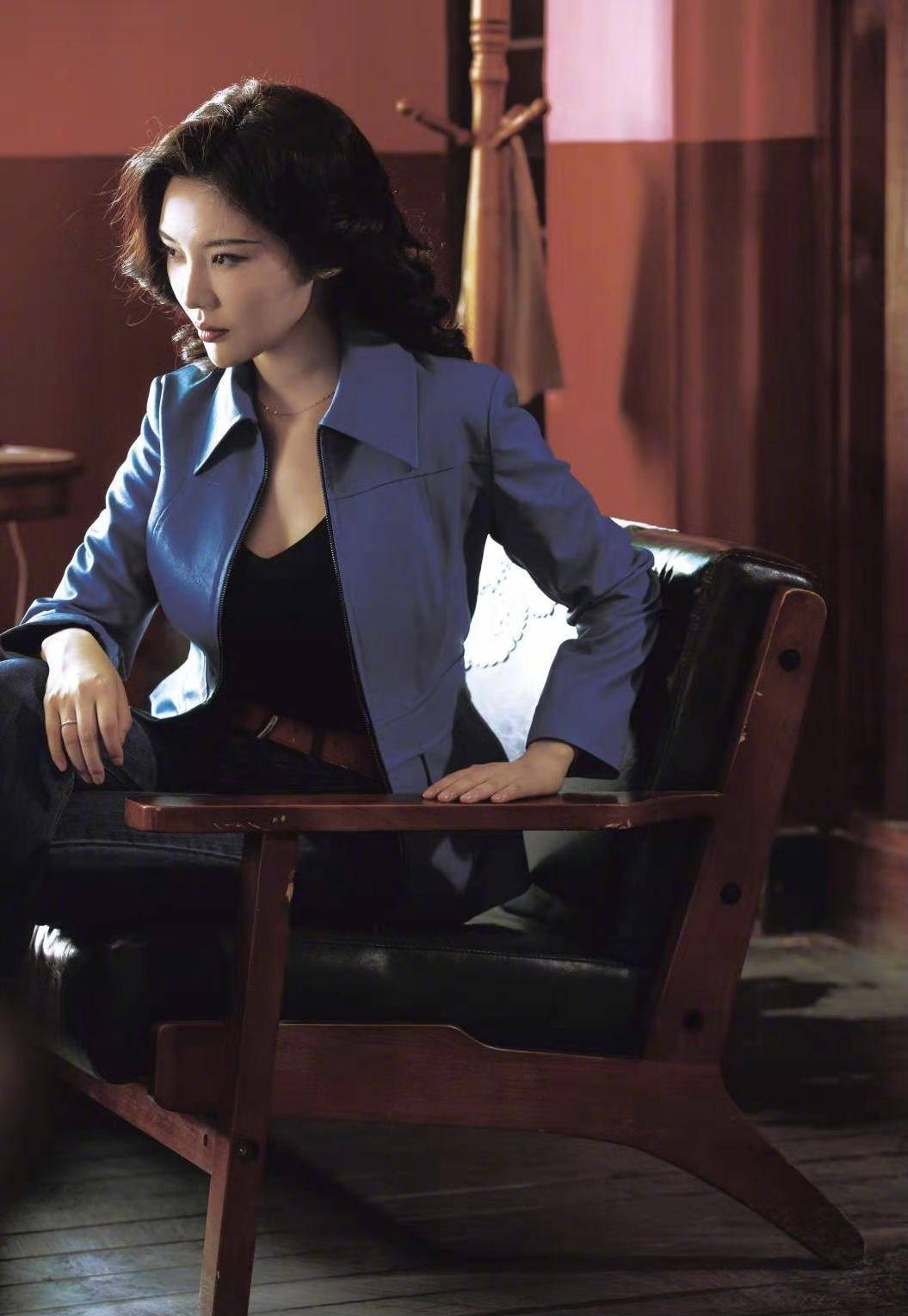 徐冬冬|徐冬冬太懂“秀身材”，穿斑马纹上衣配高腰长裤，曲线感太强